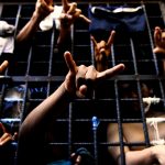 【閲覧注意】目玉をくり抜いた男の頭を前にギャングサインをする男たち（動画）