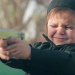 【閲覧注意】ISISさん、小さな男の子に捕虜を銃殺させてしまう･･･（動画）