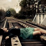 線路に座り、向かってきた電車に轢かれて自殺する女性（動画）