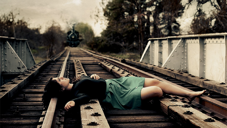 線路に座り、向かってきた電車に轢かれて自殺する女性（動画）