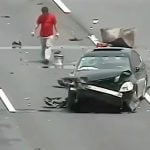 高速道路で事故った男性、後続のトラックに思いっきり跳ねられてしまう（動画）