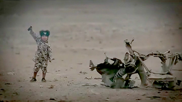 ISISさん、小さな男の子に起爆スイッチを押させて3人の捕虜を爆破させてしまう（動画）