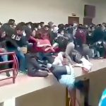 【動画】学生運動でバルコニーに集まった生徒たち、手すりが崩れて5人が転落死してしまう･･･