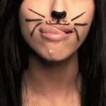 猫メイクした女さん、ネズミを生きたまま丸飲みしてしまう（動画）