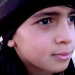 【閲覧注意】ISIS、まだあどけない少年に捕虜の首を切断させてしまう（動画）