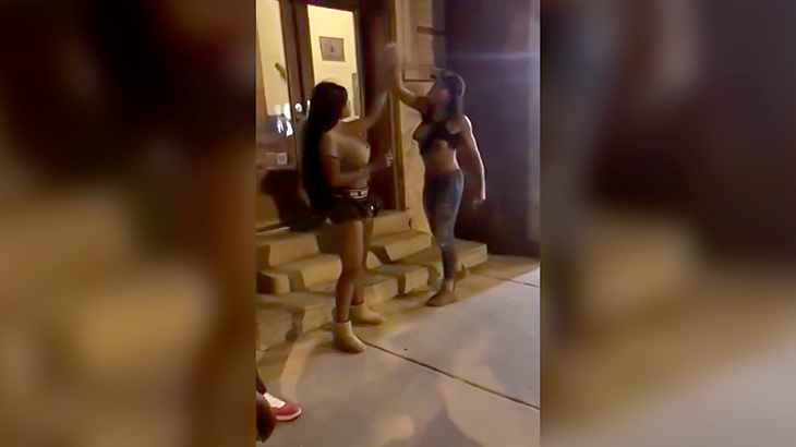 喧嘩する2人のトランスジェンダー、一瞬だけ男に戻って殴りあう（動画）