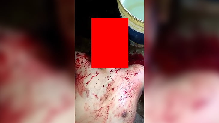 【閲覧注意】首をスライスされた男が “最期の呼吸” をするグロ動画