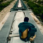 電車の屋根に立っていた男、歩道橋に激突して死亡（動画）