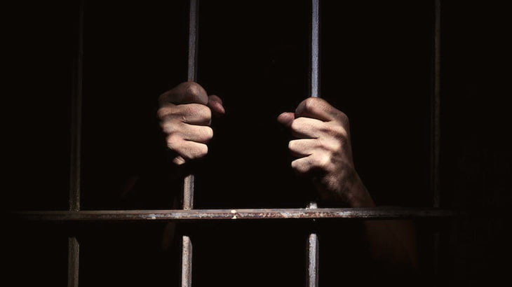 レイプ犯の男、刑務所内で強制フェラチオさせられてしまう（動画）