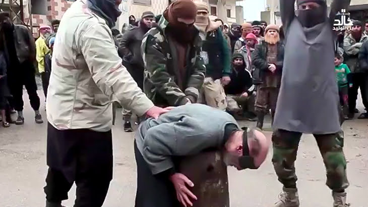 【閲覧注意】目隠しした男性の首を一刀両断 → 大歓声（動画）