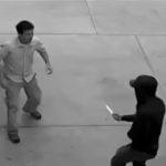 強盗にナイフを突きつけられた男、オシッコ漏らしてしまう･･･（動画）