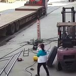 赤ちゃんを抱っこしてた女性、タイヤの爆発で弾き飛ばされてしまう（動画）