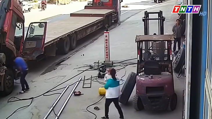 赤ちゃんを抱っこしてた女性、タイヤの爆発で弾き飛ばされてしまう（動画）