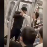 ニューヨーク在住のアジア人男性、地下鉄車内で黒人男性にボコボコにされてしまう（動画）