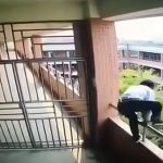 学校の廊下から手すりを越えて飛び降り自殺する男子生徒（動画）