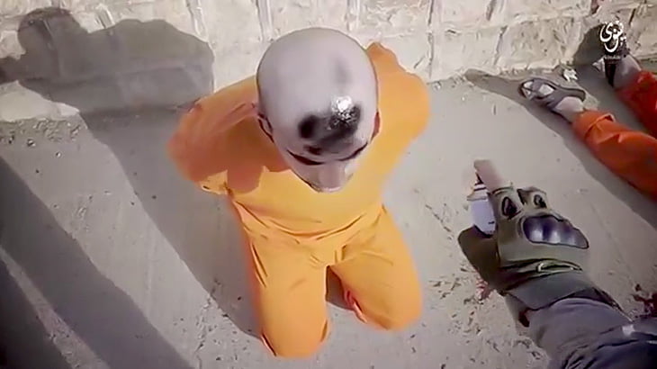 【閲覧注意】額をなぜかスプレーで黒くしてから銃殺するISIS（動画）