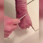 【閲覧注意】カミソリ刃で手首の腱まで切ってしまう女（動画）