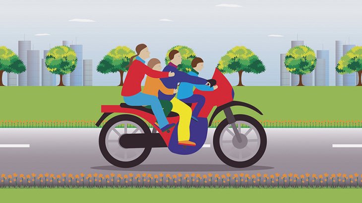バイクに乗っていた４人家族。トラックに轢かれて母親だけが死亡･･･
