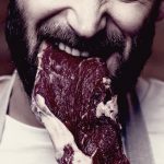 【閲覧注意】男が笑いながら “何かの生肉” を食べてるけど、その肉ってまさか･･･（動画）