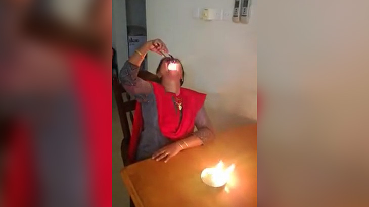 火を食べる女（動画）