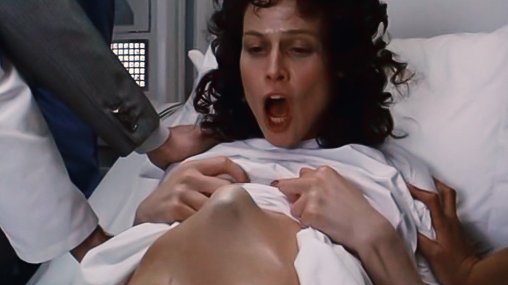 アナルに腕を入れられてお腹をボコボコされる女性（動画）