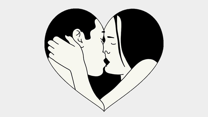 電車内で熱いキスをし合うカップルと気まずそうに隣に座る女性（動画）