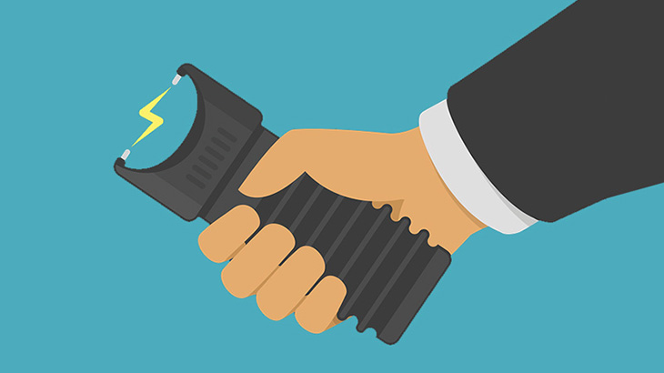 泥棒の男、縛られてスタンガンで拷問されてしまう（動画）