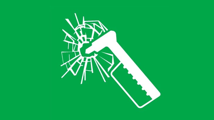 交通トラブルになったドライバー、窓ガラスを緊急脱出用ハンマーで割れれてしまう（動画）