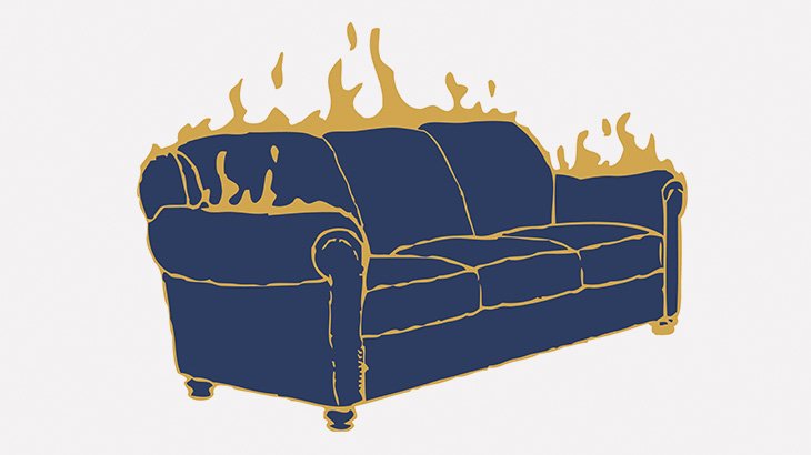 小さな男の子、自宅のソファを燃やしてしまう（動画）