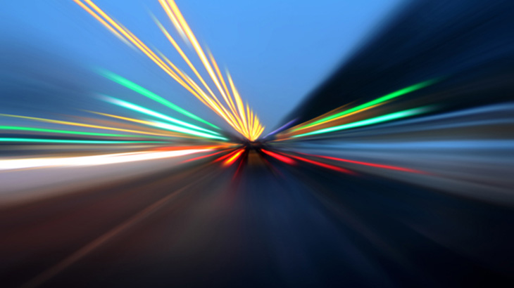 猛スピードの車、2台のバイクをボーリングみたいにはねてしまう（動画）