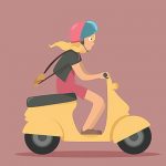 バイクに乗っていた女性、トラックのタイヤでヘルメットを割られるも奇跡的に無事（動画）