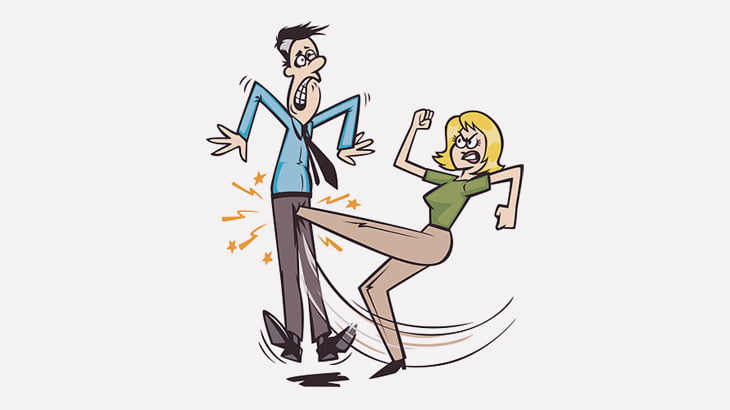 女性にチンチンを蹴られて悶絶する2人の男（動画）