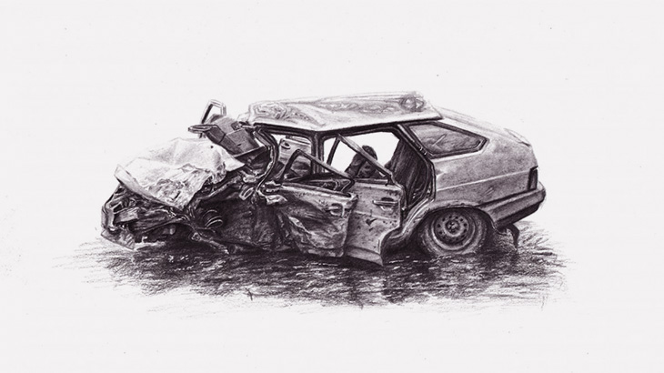 車に乗っていた男の子、バスと衝突して放り出されてしまう（動画）