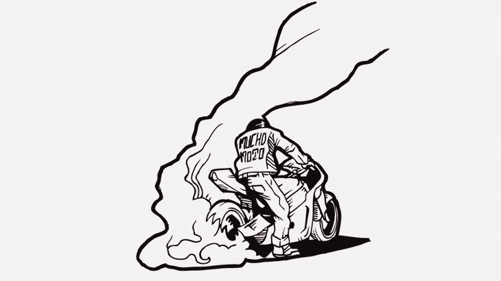 バイクの後輪をその場で回転させてた男、崖に落ちてしまう（動画）