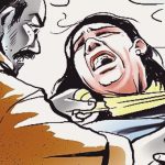 通りを歩いていた女性が後ろから首を締められる → 誰も助けない･･･（動画）