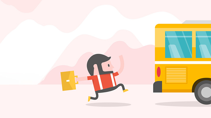 バスに貼り付いてタダ乗りしてた男、振り落とされる（動画）