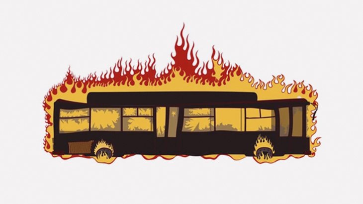 事故でバスが炎上、取り残された女性が生きたまま燃やされて死亡･･･（動画）