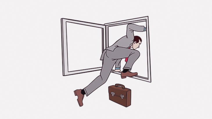 窓から飛び降りた男、全然無事でなぜか逮捕（動画）