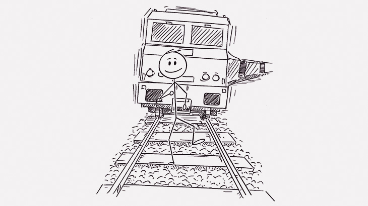 警笛を鳴らされても線路上を歩く男たち、轢かれる（動画）