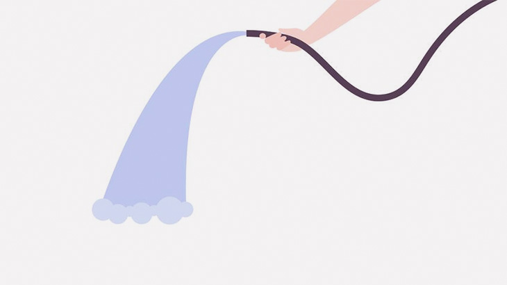 通りに水を撒いていた女性、とんでもないスピードの車に轢かれてしまう（動画）