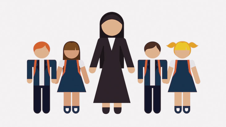 孤児院の子どもたち、里親たちの前でファッションショーのように歩かされてしまう（動画）