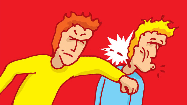 殴られてピヨった男、仲間を殴ってしまう（動画）