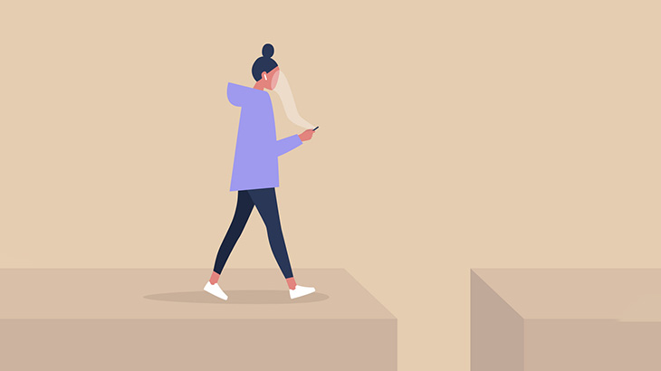 どんくさい女さん、部屋から出るのも一苦労（動画）