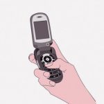 【閲覧注意】顔ヤバいことになってるけど携帯をいじる男（画像）