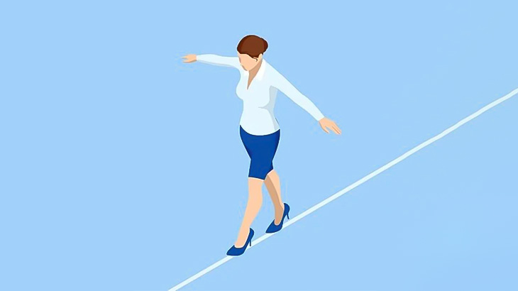 洪水に見舞われた街を濡れないように歩くこの女性、バランス感覚すごすぎ（動画）