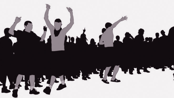 とあるレストラン、100人の男たちに破壊されてしまう（動画）