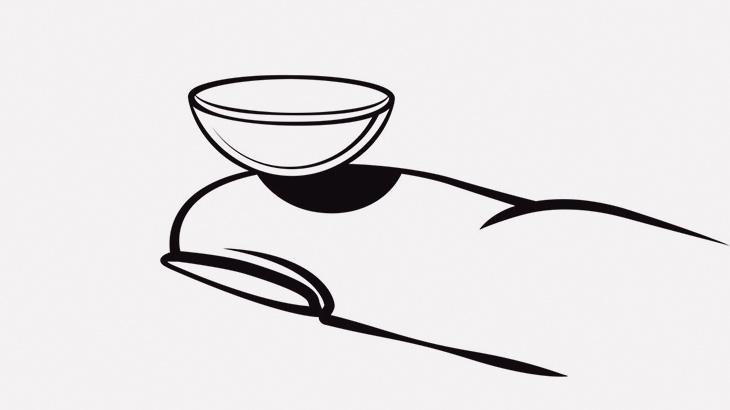 【微閲覧注意】女性の目から23個のコンタクトレンズを摘出（動画）