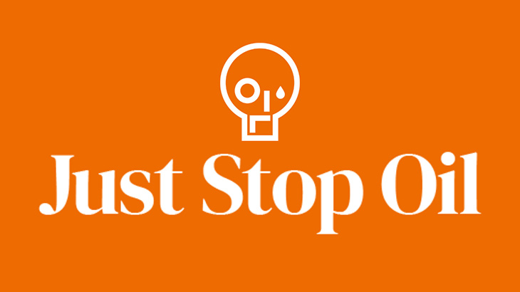 環境活動家の男、車販売店にペンキをぶっかけてしまう（動画）