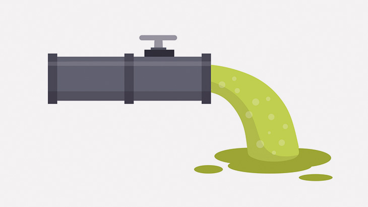 狭い下水管に流されて詰まってしまった男の救出作業（動画）