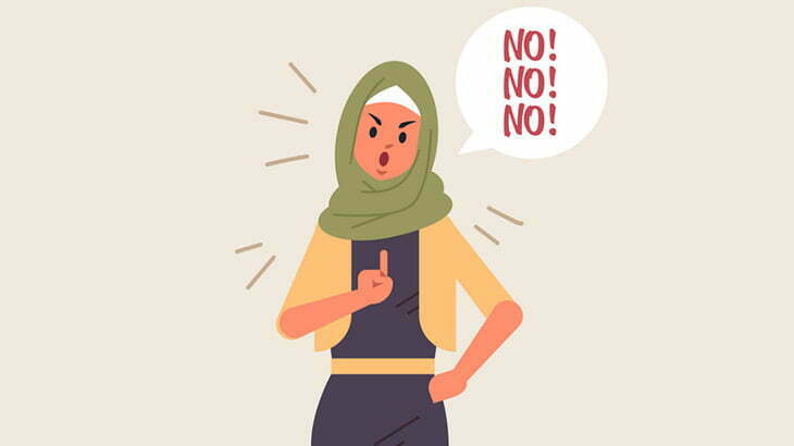 イスラム教徒の女、肌を露出した女性ポスターを塗りつぶしてしまう（動画）